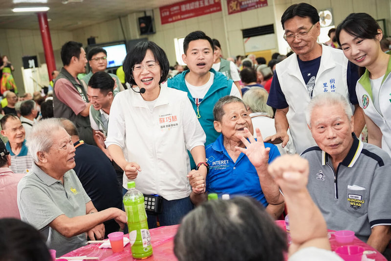 民進黨新北市長參選人蘇巧慧(前左2)8日參加樹林區父親節慶祝活動,強調自己立委任內爭取樹林區建設,盼有機會與市府團隊一同規劃新北大巨蛋。(蘇巧慧競選辦公室提供)中央社記者黃旭昇傳真 115年8月8日