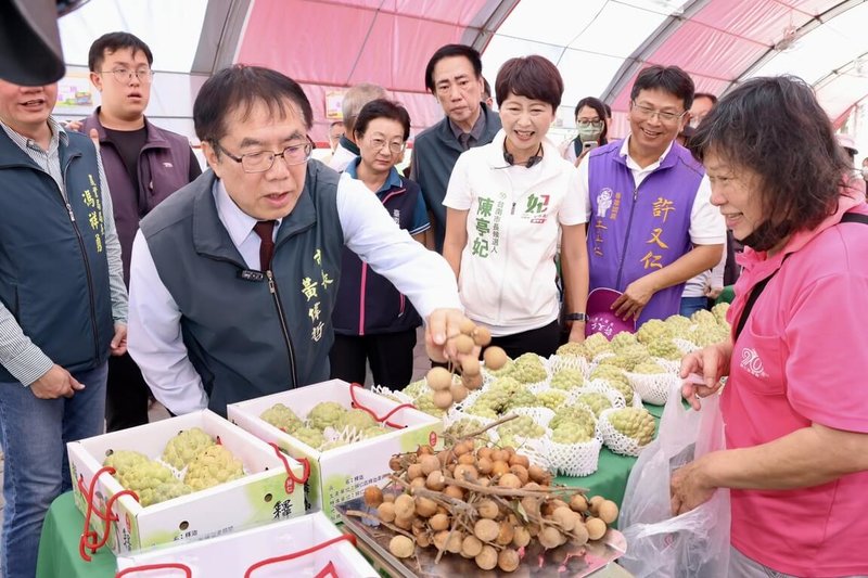 大目釋迦產季，歸仁釋迦節8日在台南市歸仁文化中心登場，台南市長黃偉哲（前左）到場行銷。（台南市政府提供）中央社記者張榮祥台南傳真 115年8月8日