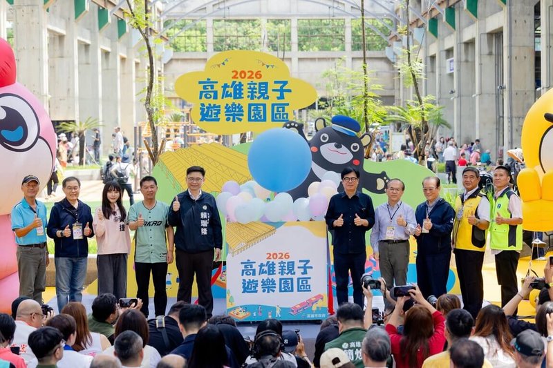 由原台鐵高雄機廠轉型的「高雄親子遊樂園區」8日開幕，高雄市長陳其邁（右5）、交通部政務次長陳彥伯（右4）、台鐵董事長鄭光遠（右3）等人出席啟用儀式，見證台鐵高雄機廠轉型活化的重要時刻。（高雄市觀光局提供）中央社記者蔡孟妤傳真 115年8月8日
