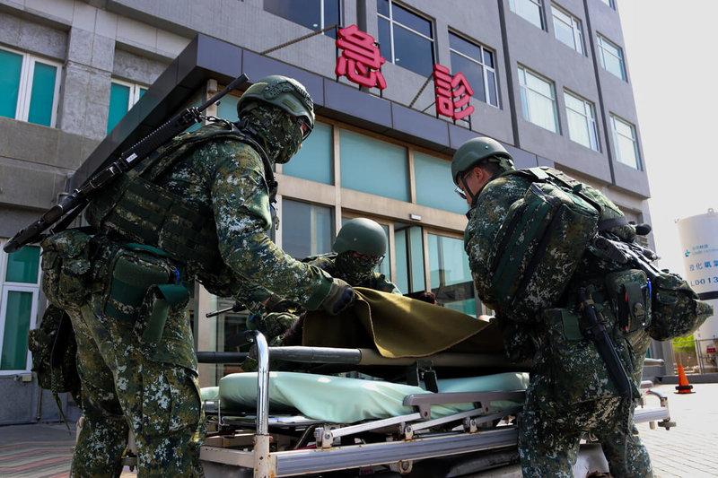 漢光42號實兵演習持續進行，國軍第一作戰區8日進行戰傷救護及醫療後送演練，由陸軍第一地區支援指揮部衛生連派遣野戰型救護車，協助將傷患後送至地區醫院。（澎湖防衛部提供）中央社　115年8月8日