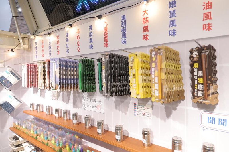 2026文博會8日首日開放民眾參觀,並採分批入場,雄獅文具推出擁有台灣特色料理的氣味筆。中央社記者翁睿坤攝 115年8月8日
