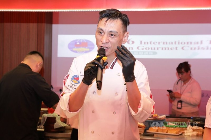 台灣美食國際巡迴講座8日在吉隆坡登場，台灣主廚江信毅（圖）介紹料理製作過程，也分享美食獨特之處。中央社實習記者洪瑀彤吉隆坡攝　115年8月8日