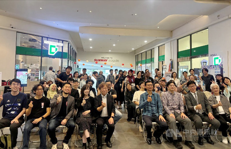 馬來西亞日本設計師學院7日起在雪蘭莪州舉行文化祭活動，圖為與會的日本駐馬來西亞大使四方敬之（前排右4）、日本知名動畫導演羽原信義（前排左5）等人合影。中央社實習記者曾宜婕吉隆坡攝　115年8月8日