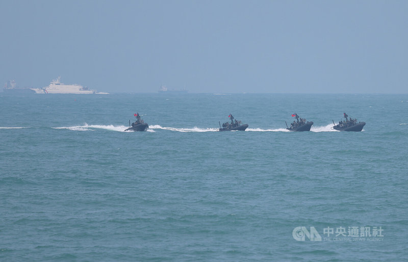 M109特種作戰突擊艇執行任務，左後為安平級巡防艦。中央社記者張新偉攝 115年8月8日