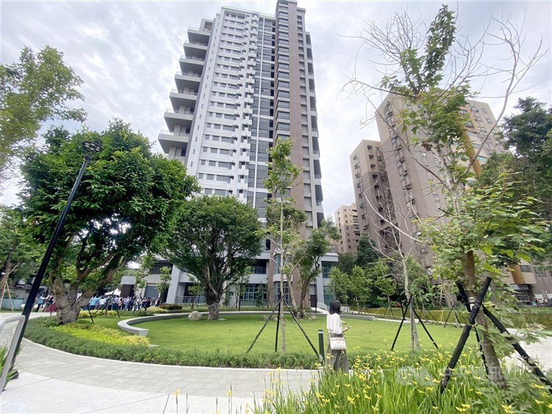 圖為中和安邦青年社會住宅融入綠建築等理念。（中央社檔案照片）