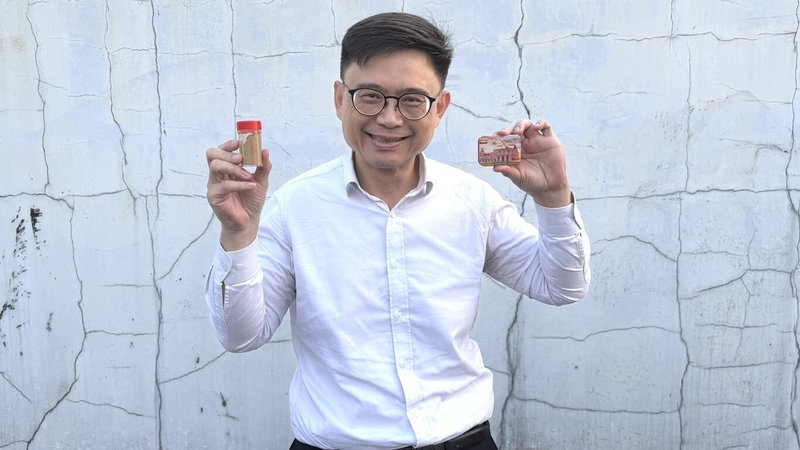 民進黨高雄市長參選人賴瑞隆平時習慣隨身攜帶溫水，並準備無糖喉糖及潤喉的中藥粉，在感到喉嚨乾澀或疲累時適度補充、舒緩不適。（賴瑞隆辦公室提供）中央社記者蔡孟妤傳真 115年8月8日