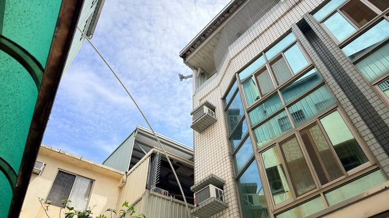 台中市大里區1戶住宅頂樓鐵皮遮陽棚8日上午被1架遙控飛機撞入，機身卡半空中，如電影場景。（民眾提供）中央社記者趙麗妍傳真 115年8月8日