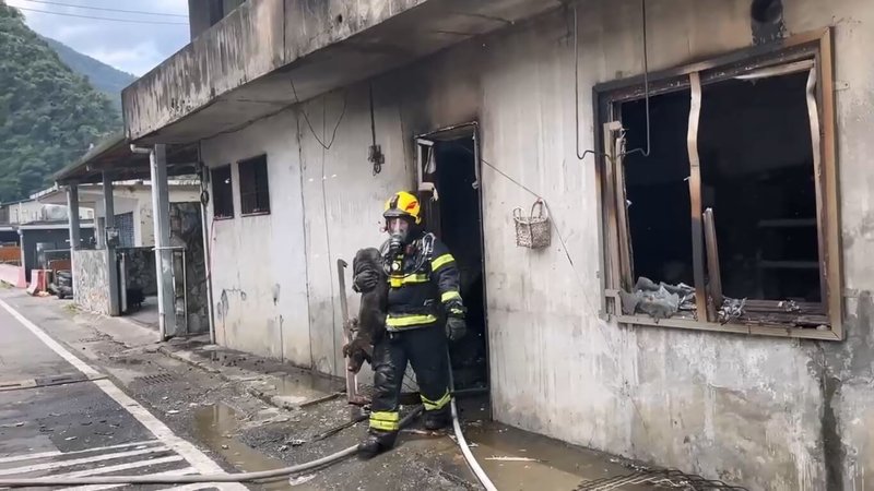 南澳住宅全面燃燒2童自行逃生　消防救出受困黑狗 | 社會 | 中央社 CNA