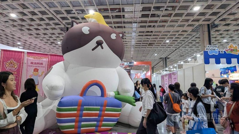 2026台灣文博會品牌商展在南港展覽館舉行，8日起開放一般民眾入場，台灣文創IP「阿喵菜市場」在「黑潮星樂園」展區擺設大型氣偶，吸引群眾目光。中央社記者王寶兒攝　115年8月8日