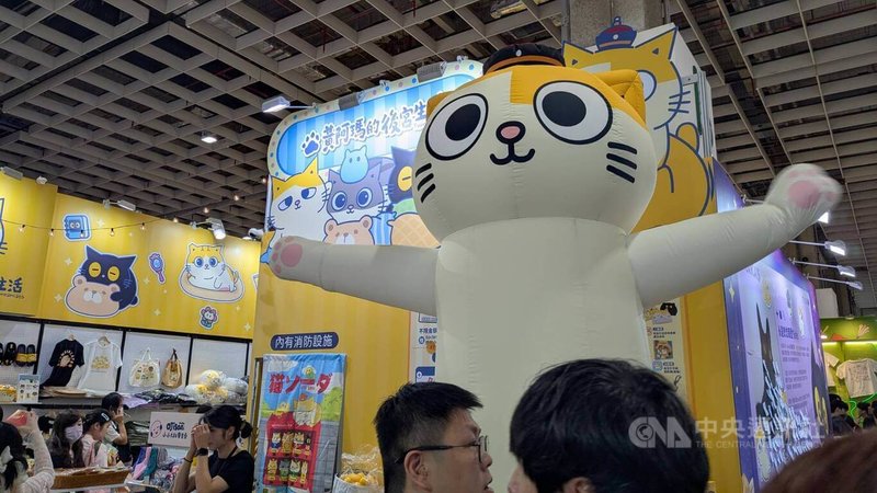 2026台灣文博會品牌商展在南港展覽館舉行，8日起開放一般民眾入場，台灣知名貓咪IP「黃阿瑪的後宮生活」展區設有大型「阿瑪」氣偶，格外搶眼。中央社記者王寶兒攝　115年8月8日