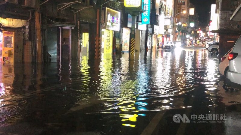 颱風白海豚逼近台灣，基隆市8日晚間雖無顯著降雨，但海水倒灌造成愛四路夜市數十公尺路段，從下午5時許開始積水（圖），水深一度深達小腿肚，市府已調度抽水機持續抽排。中央社記者王朝鈺攝　115年8月8日