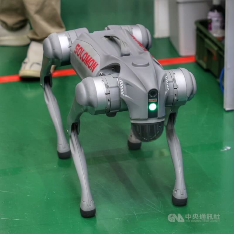 所羅門接受中央社團隊專訪，罕見公開核心技術展示區，現場實體展示四足機器人相關應用。 中央社記者王飛華攝　115年8月8日
