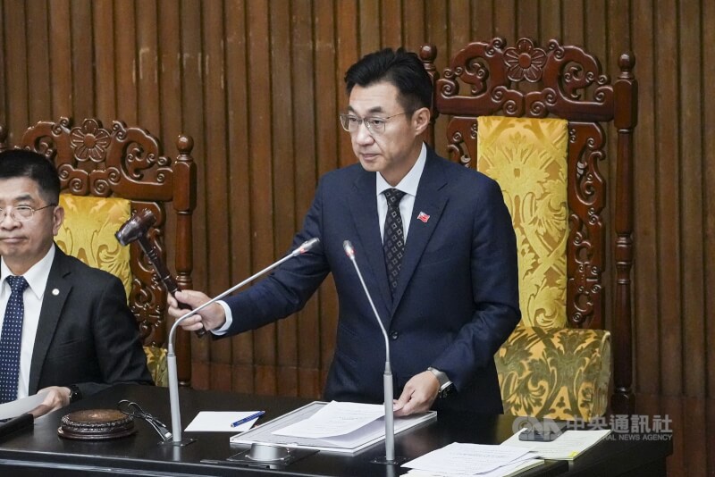 立法院會4日三讀修正廣播電視法部分條文，適度鬆綁政府、其捐助成立的財團法人及其受託人間接投資廣電事業，從持有1股都不行，放寬至上限1%。圖為立法院副院長江啟臣（右）敲槌宣布通過。中央社記者鄭清元攝　115年8月4日