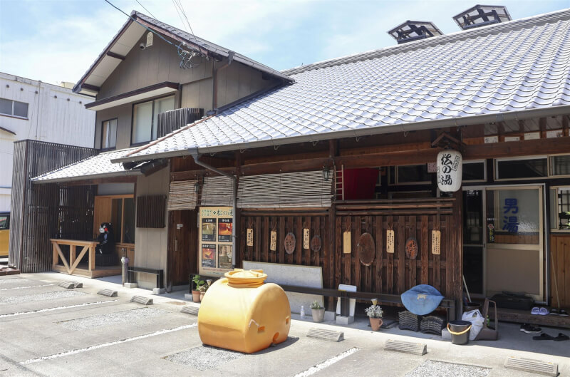 熊本縣八代市公眾浴場「松之湯」因地震受創嚴重的，無法從溫泉源泉取水面臨經營困難。（共同社）
