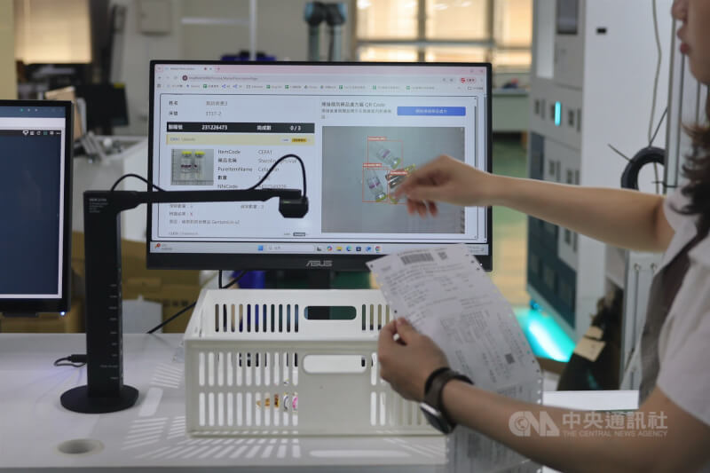 所羅門接受中央社團隊專訪，罕見公開核心技術展示區，其中展示主動感知AI視覺技術應用在醫療藥品辨識，提升取藥作業效率。中央社記者王飛華攝　115年8月8日