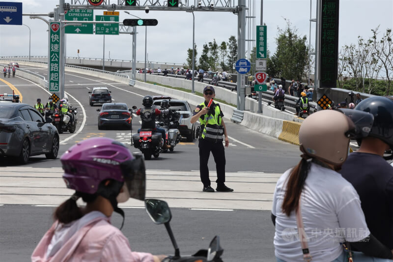 因應颱風白海豚逼近，8日晚間9時淡江大橋將預警性封閉人行自行車道及機車道，並實施主線降速管制行駛。。（中央社檔案照片）