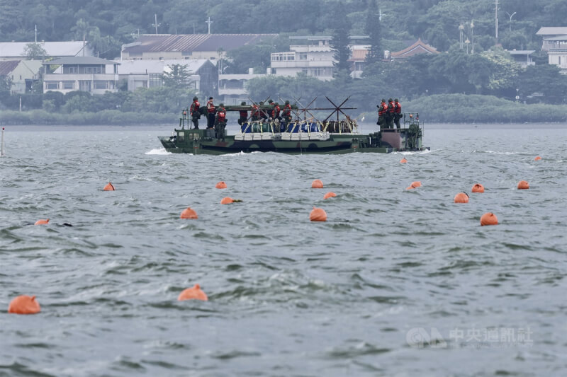 漢光42號實兵演習7日進入第3天，上午陸軍53工兵群在新北淡水執行「淡水河道阻絕設置」科目，在河道上設置3道阻絕設施，M3浮橋車行經定置漁網防線。中央社記者裴禛攝　115年8月7日