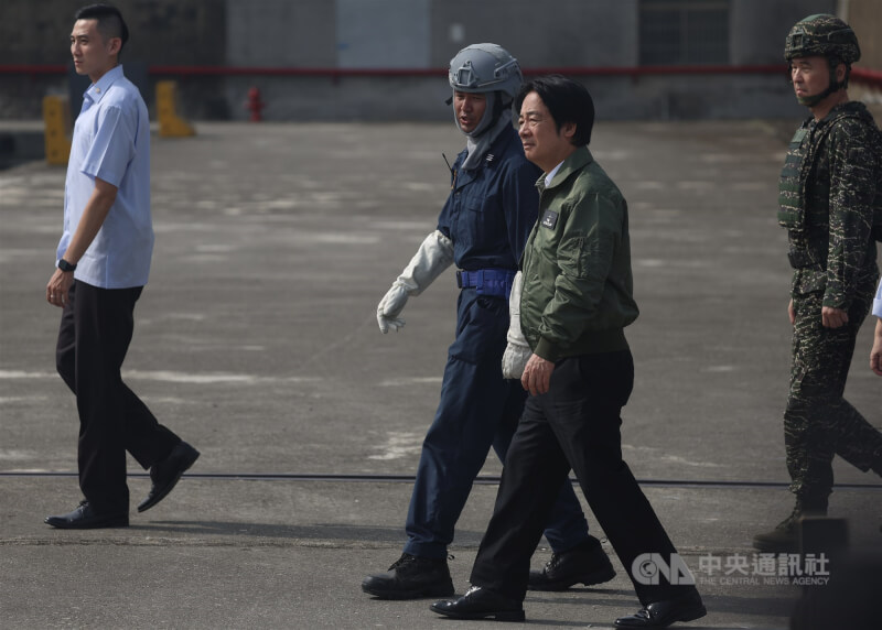 總統賴清德（前中）8日上午前往海軍左營基地，視導「漢光42號實兵演練－濱海打擊及近岸防禦」。中央社記者張新偉攝 115年8月8日