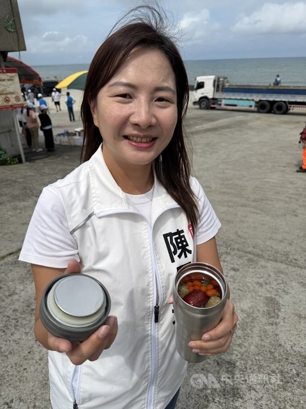 民進黨苗栗縣長參選人陳品安投入選舉以來,家人每天會幫她準備以菊花、枸杞加上紅棗泡的養生飲,裝在保溫瓶隨身攜帶,有助護嗓、潤喉。中央社記者管瑞平攝 115年8月8日