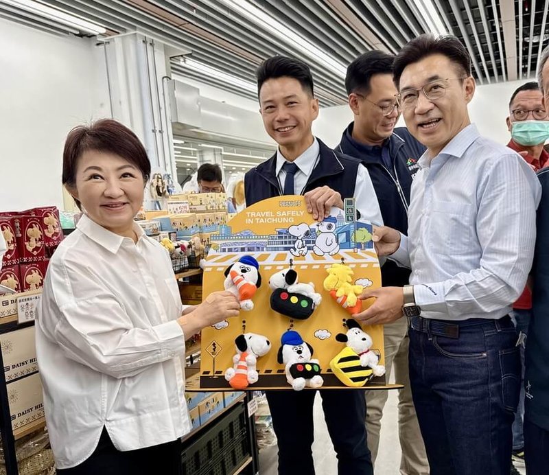 台中市政府交通局在水湳轉運中心推限定漫畫角色史努比（Snoopy）快閃活動，首發交通主題限量Snoopy玩偶，吸引民眾搶購。台中市長盧秀燕（左）、立法院副院長江啟臣（右）與交通局長葉昭甫一同展示玩偶。（中市府提供）中央社記者趙麗妍傳真 115年8月8日