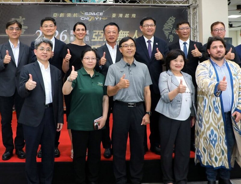 嘉義縣政府9日舉辦亞洲無人機AI創新應用博覽會，縣長翁章梁（後排右4）期盼國內對無人機產業支持能成為朝野共識，呼籲立法院盡速通過無人機採購預算。（嘉義縣政府提供）中央社記者黃國芳傳真　115年8月9日