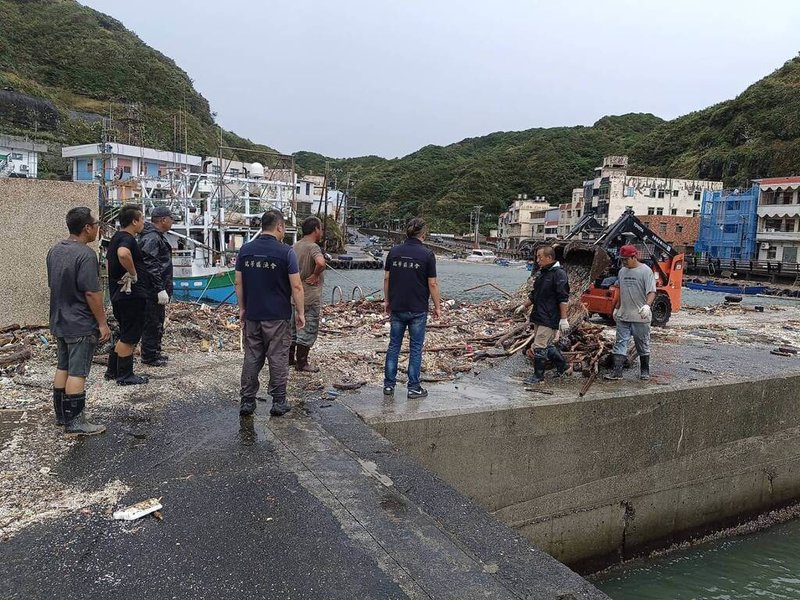 颱風白海豚環流釀強陣風驟雨 新北92起災情 | 社會 | 中央社 CNA 颱風白海豚環流釀強陣風驟雨 新北92起災情 | 社會 | 中央社 CNA