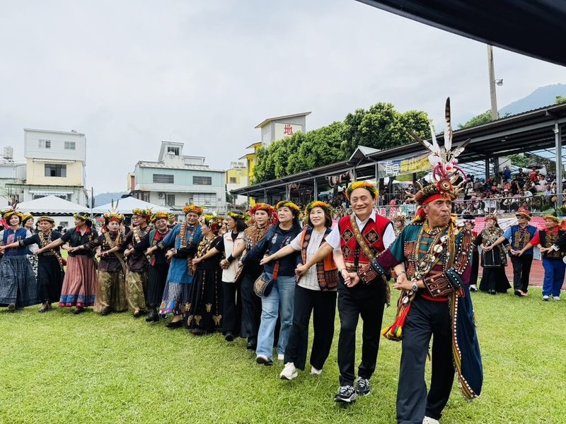 三地門排灣族收穫祭登場 周春米與族人共舞祈願永續 | 文化 | 中央社 CNA