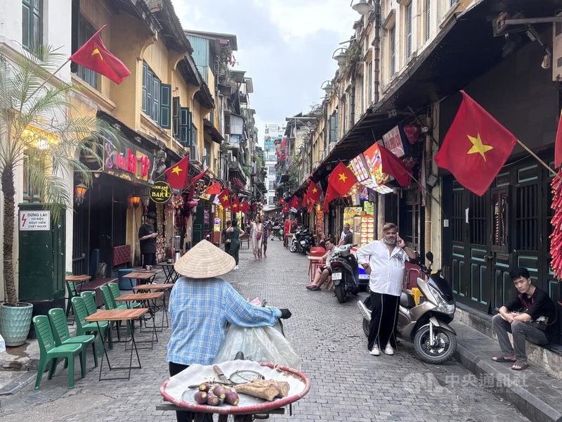 越南鎖定全球20億穆斯林人口紅利，近來舉辦清真旅遊會議，討論穆斯林友善的生態系統，包括旅遊服務業與食品等貿易出口產業。圖為河內外國觀光客聚集的石板老街區。中央社記者曾婷瑄河內攝　115年8月9日