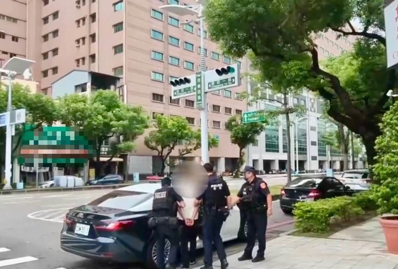 高雄男酒駕又毒駕 2友人咆哮干擾警執法送辦 | 社會 | 中央社 CNA 高雄男酒駕又毒駕 2友人咆哮干擾警執法送辦 | 社會 | 中央社 CNA