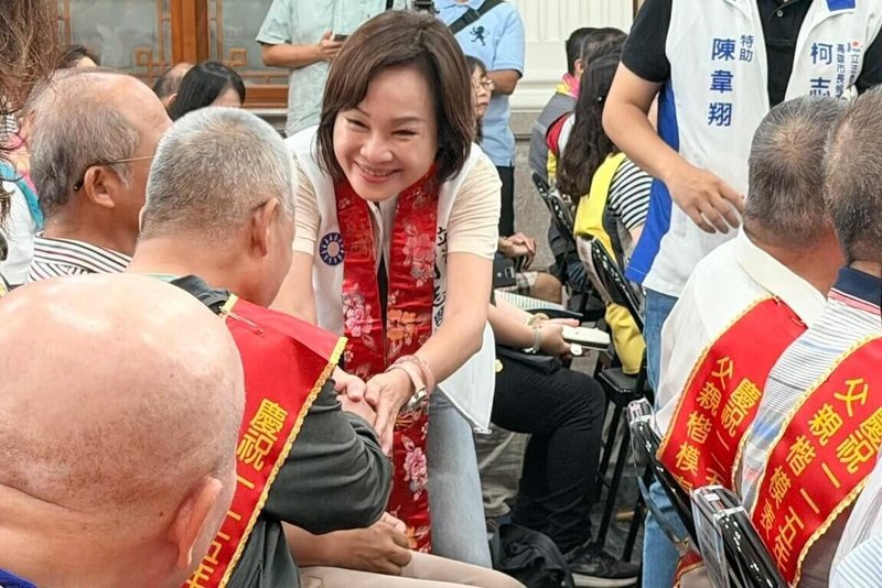 國民黨高雄市長參選人柯志恩（中）9日出席父親楷模表揚活動，與民眾互動。柯志恩表示，看到許多家庭扶老攜幼出席，三代同堂共享榮耀，讓人感動。（柯志恩辦公室提供）中央社記者蔡孟妤傳真　115年8月9日