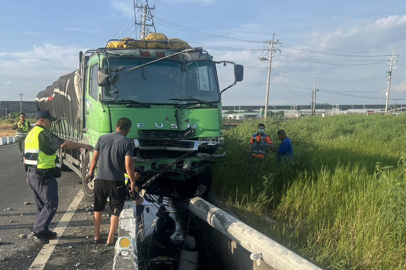 台南大貨車駕駛疑毒駕 與自小客對撞釀1死 | 社會 | 中央社 CNA 台南大貨車駕駛疑毒駕 與自小客對撞釀1死 | 社會 | 中央社 CNA