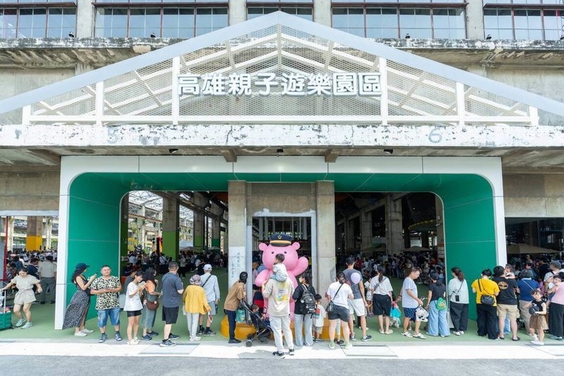 高雄親子遊樂園區湧人潮　輕軌站進出較平日激增20倍 | 地方 | 中央社 CNA