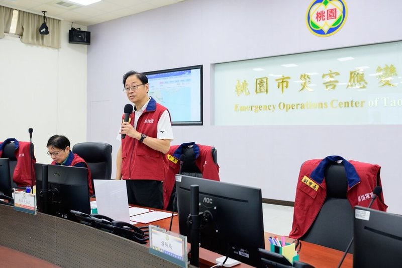 受颱風白海豚及其外圍環流影響，桃園市8日晚間起雨勢增強，市長張善政（右1）9日坐鎮災害應變中心指出，其中新屋、楊梅降雨較明顯，各局處及區公所已投入應變。（桃園市政府提供）中央社記者吳睿騏傳真　115年8月9日