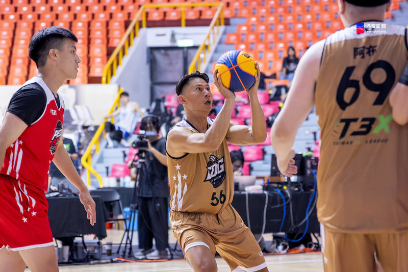 首屆「Taiwan 3x3 League 台灣3x3聯賽（T3X）」台北站9日落幕，藝人小刀（彭康育）（中）對於賽事的頂級規模感到驚訝。（中華民國3x3籃球協會提供）中央社記者黎建忠傳真　115年8月9日