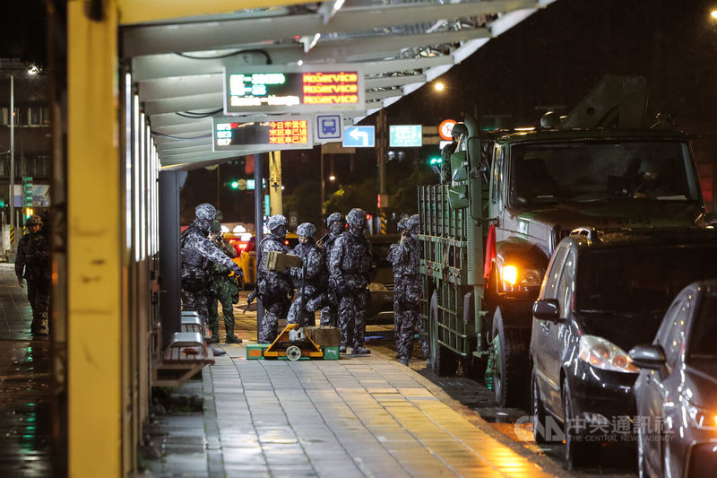 現場操演兵力將彈藥從軍卡卸下。中央社記者翁睿坤攝 115年8月9日