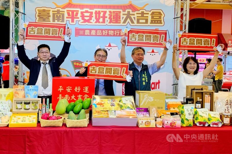 「台南平安好運大吉盒」9日起在全台愛買門市限量開賣，台南市政府與遠東企業、愛買量販等單位舉行啟動儀式，台南市長黃偉哲夫人劉育菁（右起）、台南農業局長馮祥勇、遠東百貨副總經理陳佑任、愛買量販營運長姚偉昱出席。中央社記者吳睿騏攝　115年8月9日