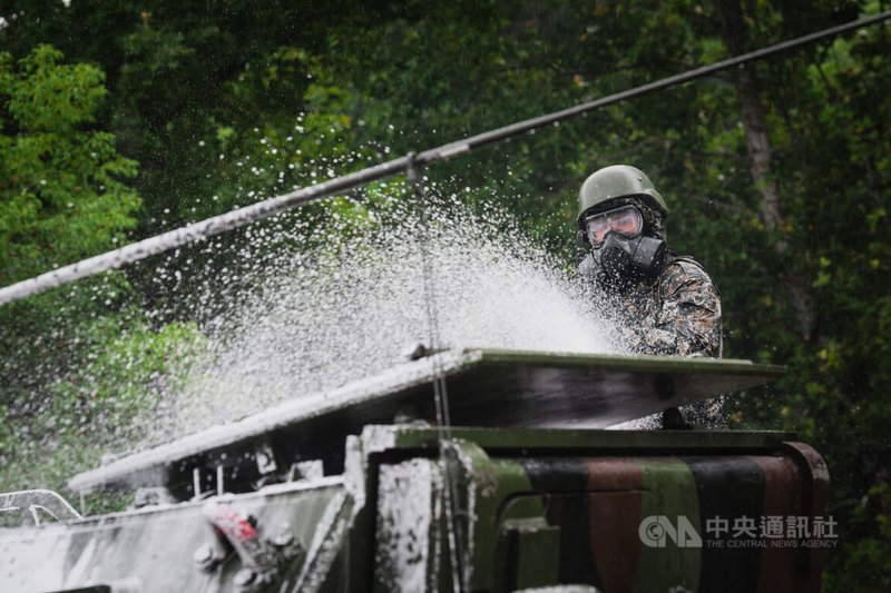 漢光42號實兵演習9日進入第5天，化學兵群對戰甲車實施除污程序。圖為官兵對受污染的車輛噴灑藥劑，並且進行消除作業。中央社記者游凱翔攝　115年8月9日