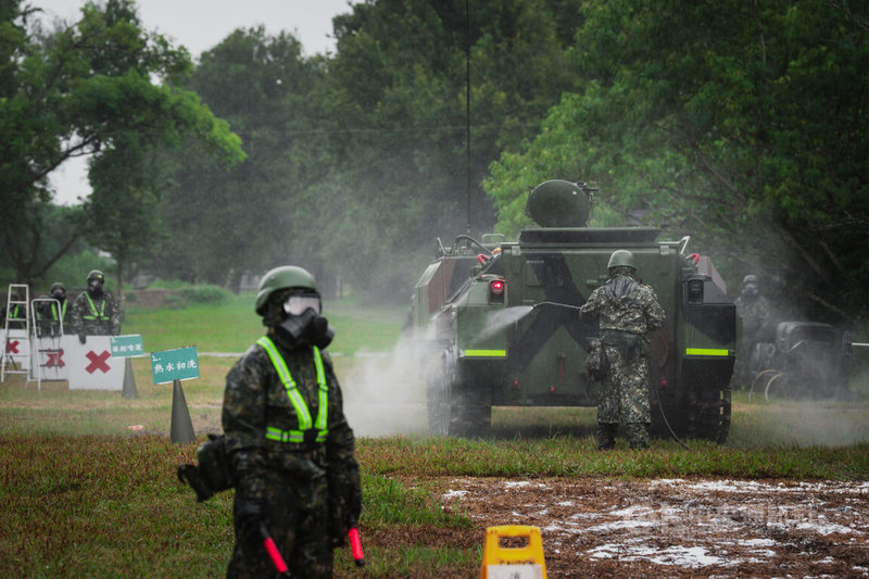 漢光42號實兵演習9日進入第5天，化學兵群對戰甲車除污，必須經過7道程序。中央社記者游凱翔攝　115年8月9日