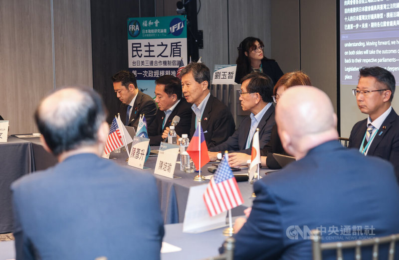日本戰略研究論壇與福和會9日舉行「民主之盾：台日美三邊合作機制倡議第一次政經模擬推演」記者會，這次一天半的政經模擬推演聚焦全社會防衛韌性，包括能源、人道救援、運輸交通、醫療及因應認知作戰。中央社記者謝佳璋攝　115年8月9日