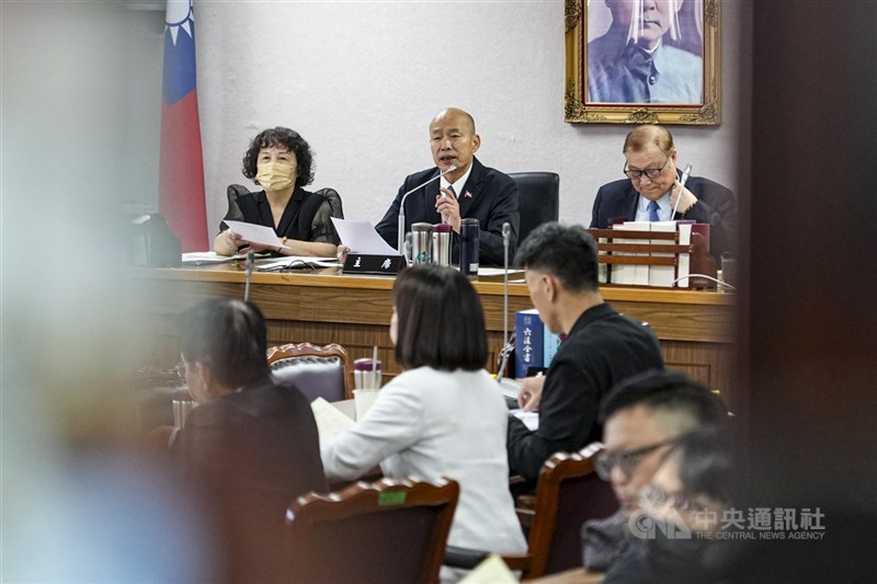 圖為立法院長韓國瑜（後中）4日主持115年度中央政府總預算案（公務預算部分）朝野黨團協商。（中央社檔案照片）