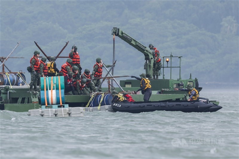 圖為漢光42號實兵演習，陸軍53工兵群在新北淡水執行「淡水河道阻絕設置」科目。（中央社檔案照片）