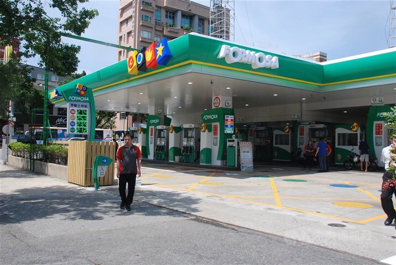圖為台塑石化加油站。（中央社檔案照片）