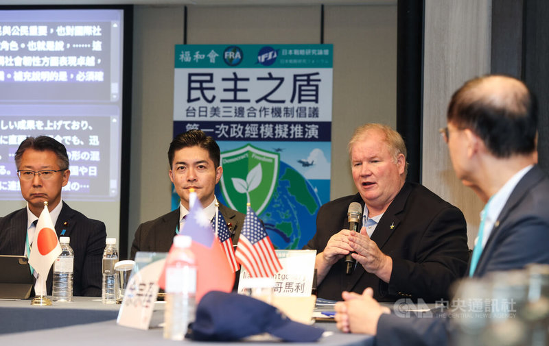 日本戰略研究論壇與福和會舉行「民主之盾：台日美三邊合作機制倡議第一次政經模擬推演」記者會，參與的美國退役海軍少將蒙哥馬利（Mark Montgomery）（右2）9日在記者會表示，各國應事前規劃互通性，確保溝通順、制定計畫，尤其是確保海上安全航行。中央社記者謝佳璋攝　115年8月9日