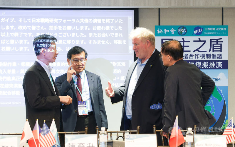 日本戰略研究論壇與福和會9日在台北舉行「民主之盾：台日美三邊合作機制倡議第一次政經模擬推演」記者會，與會者互相討論交流互動。中央社記者謝佳璋攝　115年8月9日