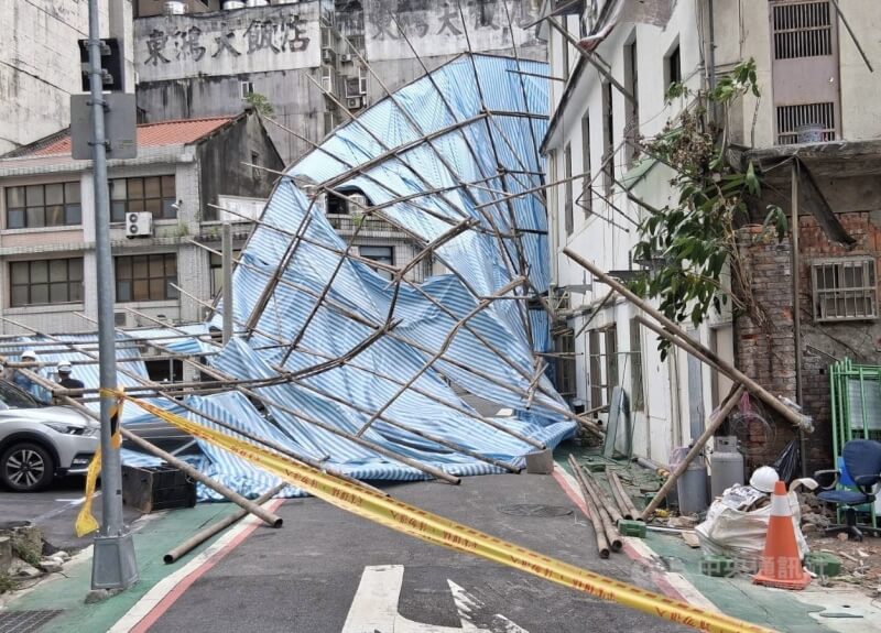 台北市中山北路巷弄內的施工鷹架8日因強風倒塌。（翻攝畫面）中央社記者劉建邦傳真　115年8月8日