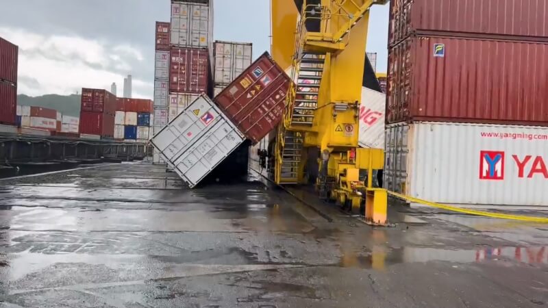 颱風白海豚釀零星災情　基隆港貨櫃倒塌、北市磁磚掉落傷人 | 地方 | 中央社 CNA