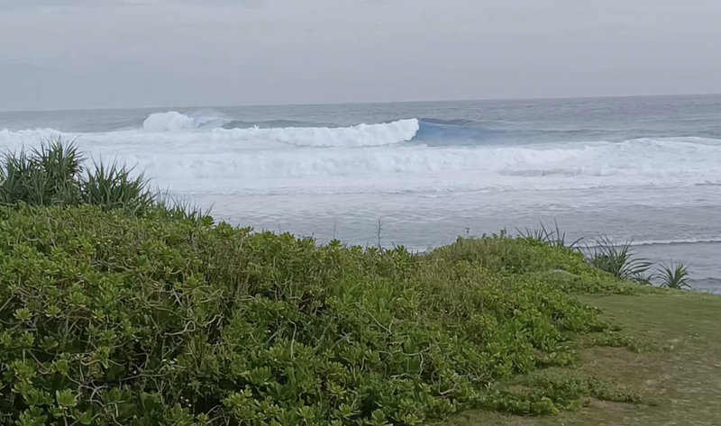 受到颱風白海豚外圍環流影響，台東綠島沿岸出現長浪，浪高約2公尺，民眾勿於海岸邊觀浪、遊憩。（民眾提供）中央社記者李先鳳傳真　115年8月9日