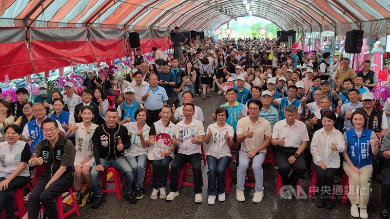 民眾黨立委陳清龍（前右6）9日成立台中山城服務處並舉辦造勢活動，民眾黨主席黃國昌（前右4）、創黨主席柯文哲（前右3）、台中市長盧秀燕（前右2）等人出席相挺。中央社記者蘇木春攝　115年8月9日