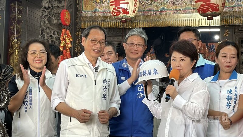 台中市長盧秀燕（前右）9日為國民黨屏東縣長參選人蘇清泉（前左）站台，並送上一頂印有「換黨治水、翻轉屏東」字樣工程帽。中央社記者李卉婷攝　115年8月9日