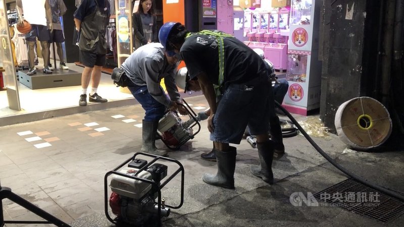 受到颱風白海豚及大潮影響，基隆市區海水倒灌，市府工務處原先在愛四路部署2台小型抽水機，9日晚間已增至4台，希望加速排除溝渠積水，避免海水倒灌造成路面積淹水。中央社記者王朝鈺攝　115年8月9日